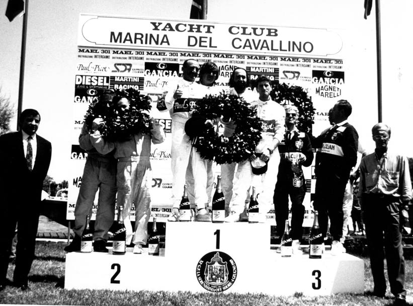 Adriano Panatta dopo le vittorie con il tennis diventa campione di motonautica, altra sua grande passione, Qui sul podio di una gara a Venezia nel 1989